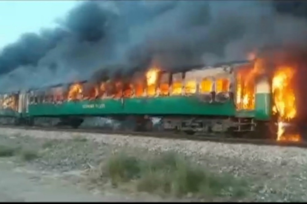 一列行駛於喀拉蚩與拉瓦平第的巴基斯坦火車，行進間陷入嚴重火海。（湯森路透）