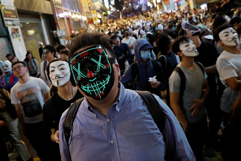 香港反送中民眾在萬聖節當日戴上面具上街抗議。（湯森路透）