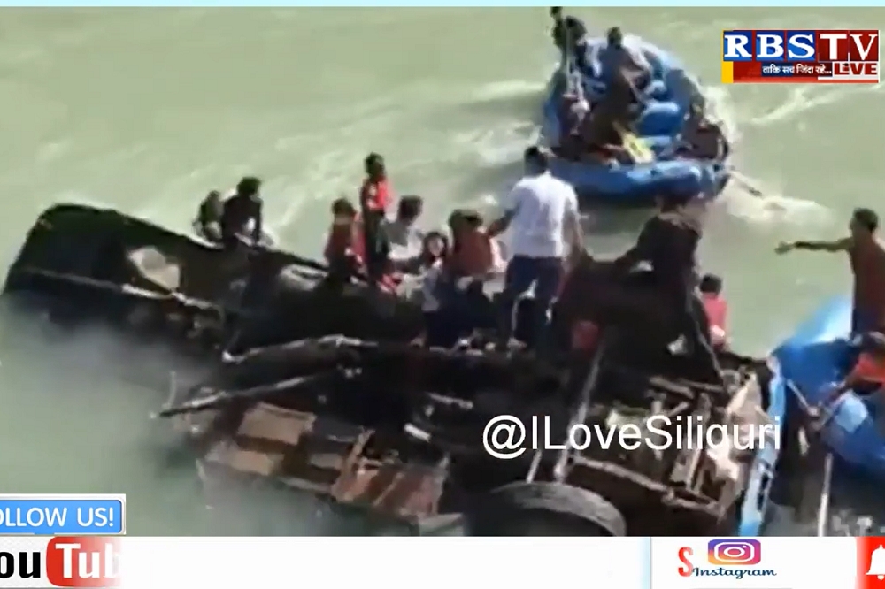 尼泊爾巴士3日發生墜河意外，目前至少17死。（圖片取自影片）