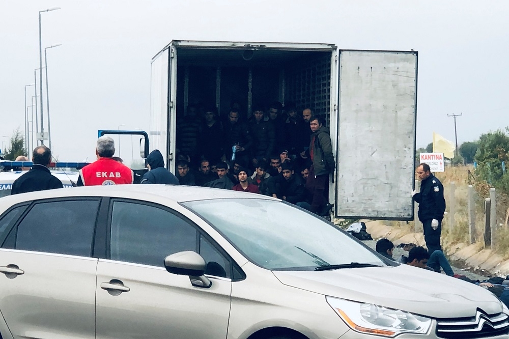 希臘東北部城市克桑西警方，日前進行例行性攔檢發現一輛滿載非法移民的卡車。（湯森路透）