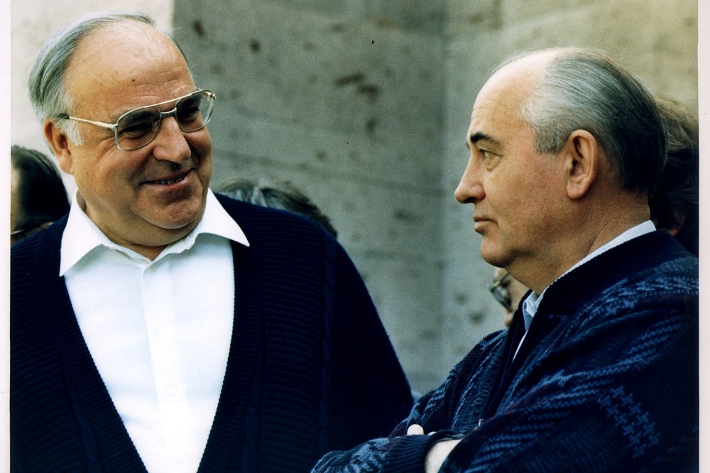德國前總理柯爾（左）16日逝世家中，享年87歲。（湯森路透）
