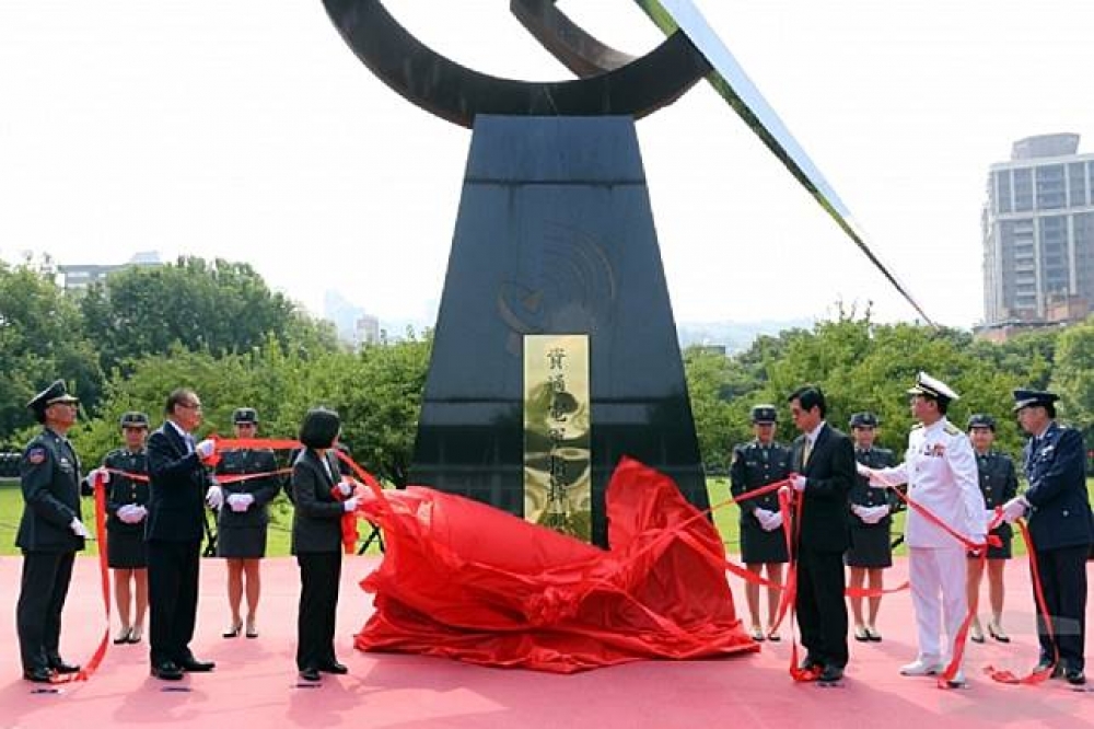 蔡英文總統29日出席「國防部參謀本部資通電軍指揮部編成典禮」，她表示資通電軍指揮部的成軍，是「歷史性的一課」。（國防部提供）