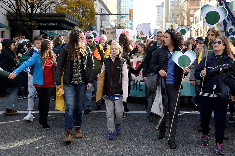 氣候少女童貝里10月參與溫哥華的示威。（湯森路透）