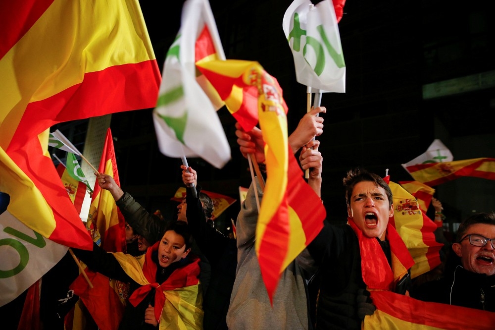 西班牙國會大選中，極右的「聲音黨」（Vox）支持者在位於馬德里的總部外揮舞國旗。（湯森路透）