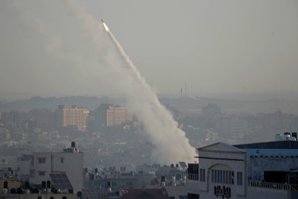 從加薩向以色列領土方向發射的火箭彈。（湯森路透）