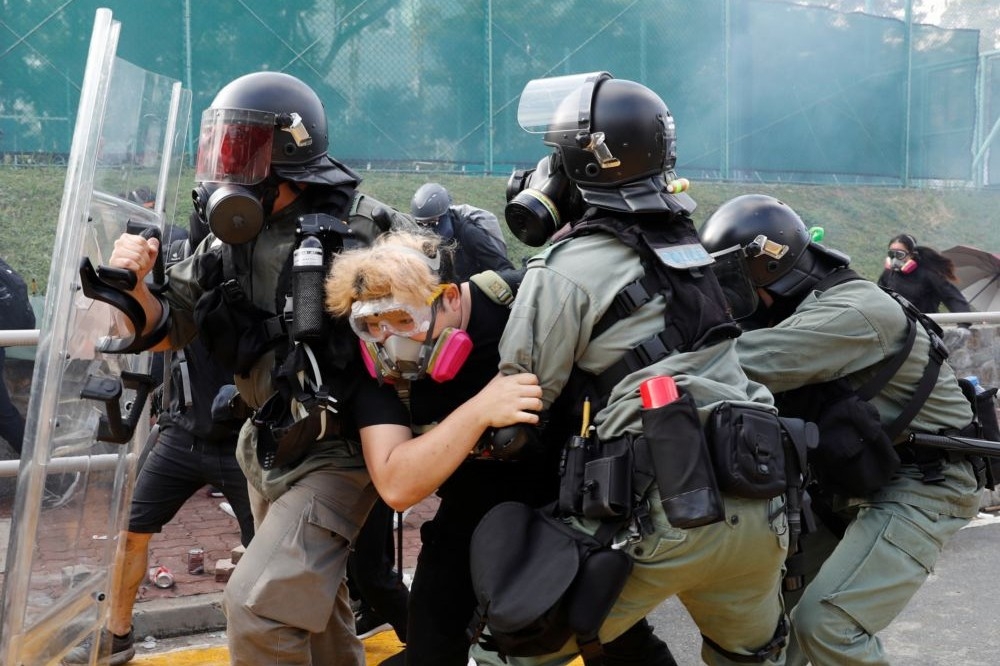 香港示威者與警方12日在中文大學爆發激烈衝突。（湯森路透）