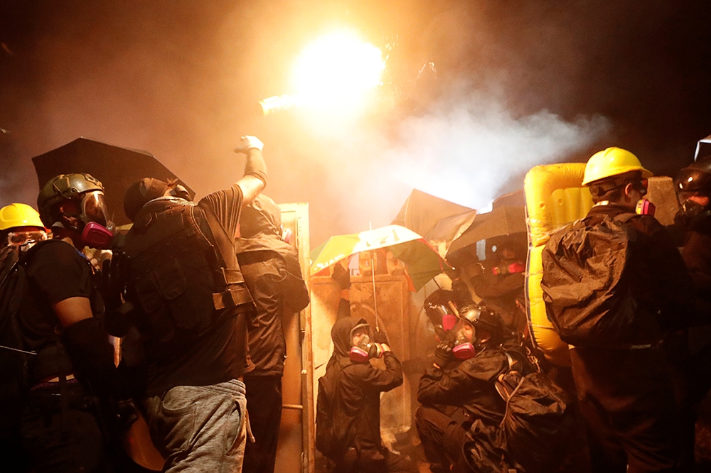 在中大警民衝突中，示威者正投丟汽油彈。（湯森路透）