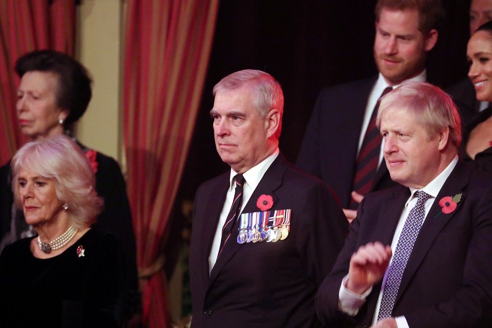 安德魯與英國首相強森（右）9日在倫敦出席活動。（湯森路透）