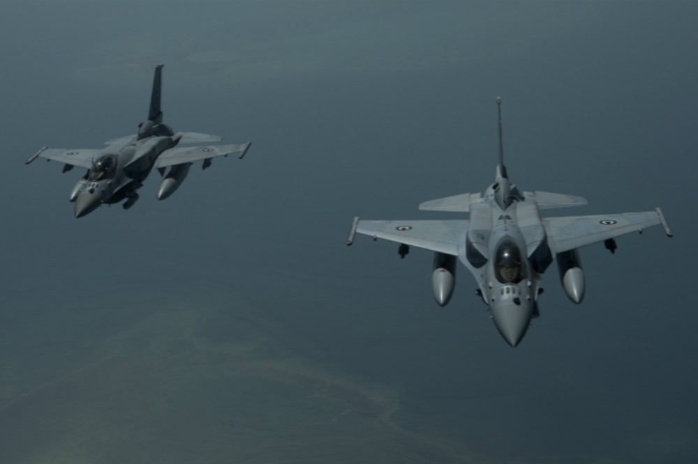 阿聯空軍現役F-16（右）與幻象2000-9型戰機（左）。（圖片取自美國空軍）