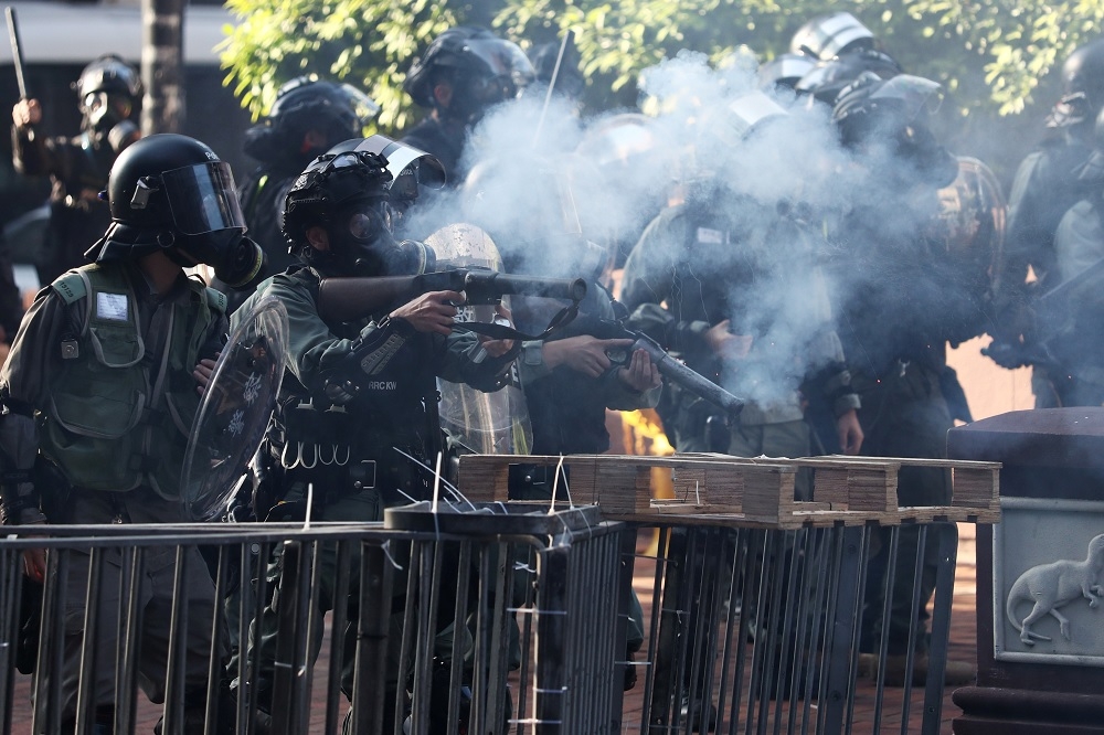 警方以催淚彈攻擊示威者。（湯森路透）