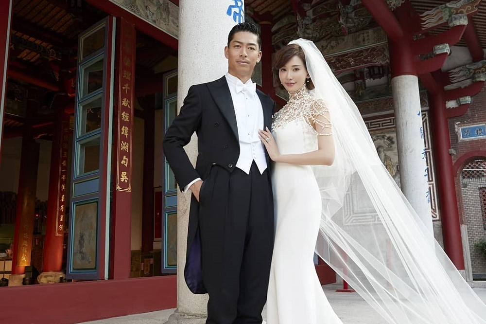 林志玲17日與日本男星Akira在台南舉辦唯一一場世紀婚禮，盛傳漏邀而鬧翻的恩師洪偉明也現身獻上祝福闢謠。（取自林志玲IG）