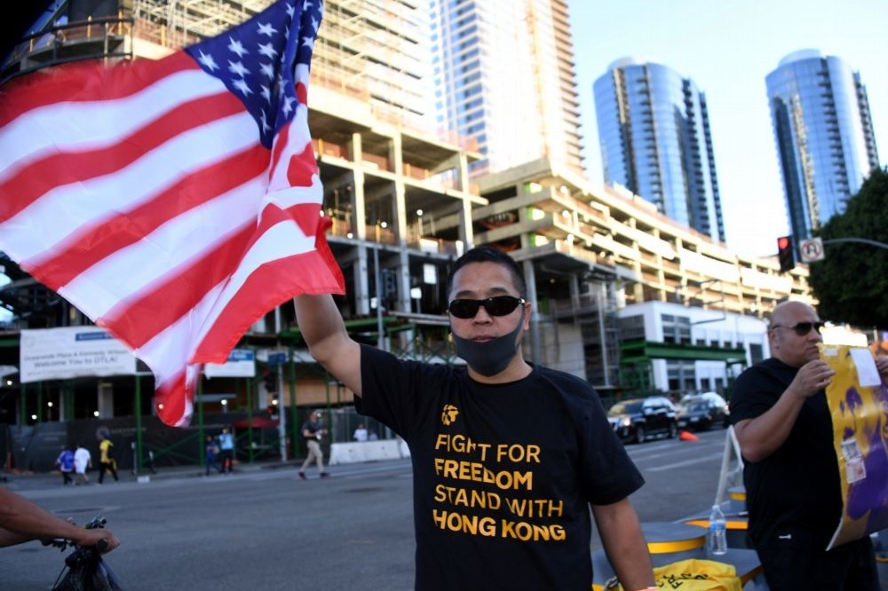 美國球迷高舉美國星條旗聲援香港。（湯森路透）
