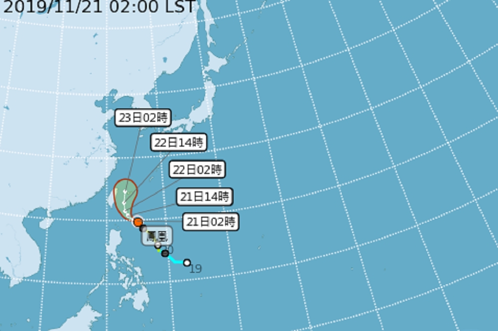 輕度颱風鳳凰路徑往東修正，不排除最快在上午11點發布海警。（取自中央氣象局）