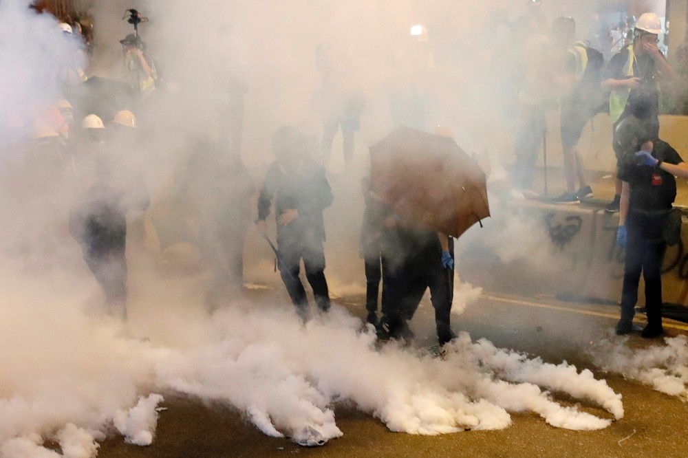 已持續5個月的香港示威影響24日的區議會選舉。（湯森路透）