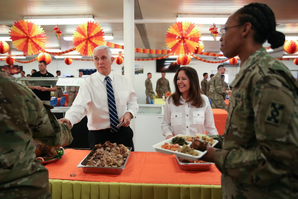 美國副總統彭斯（左）與夫人凱倫（右）密訪伊拉克，與駐紮美軍官兵提前共度感恩節。（湯森路透）