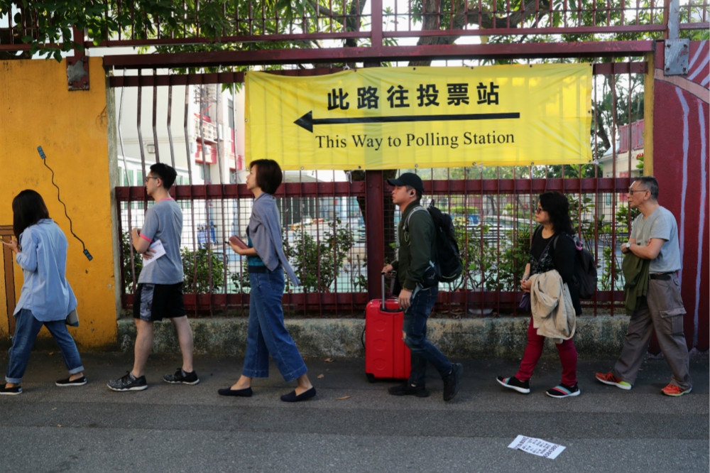 香港「反送中」浪潮後，首場民主選舉24日登場。（湯森路透）