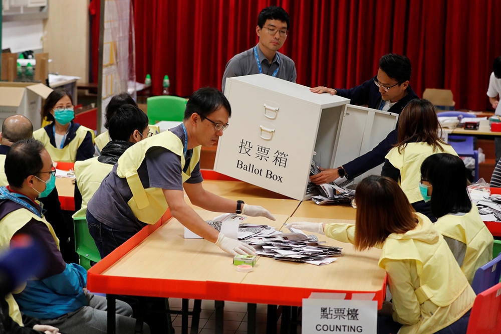 香港區議會選舉泛民主派大勝，建制派全面崩盤。（湯森路透）