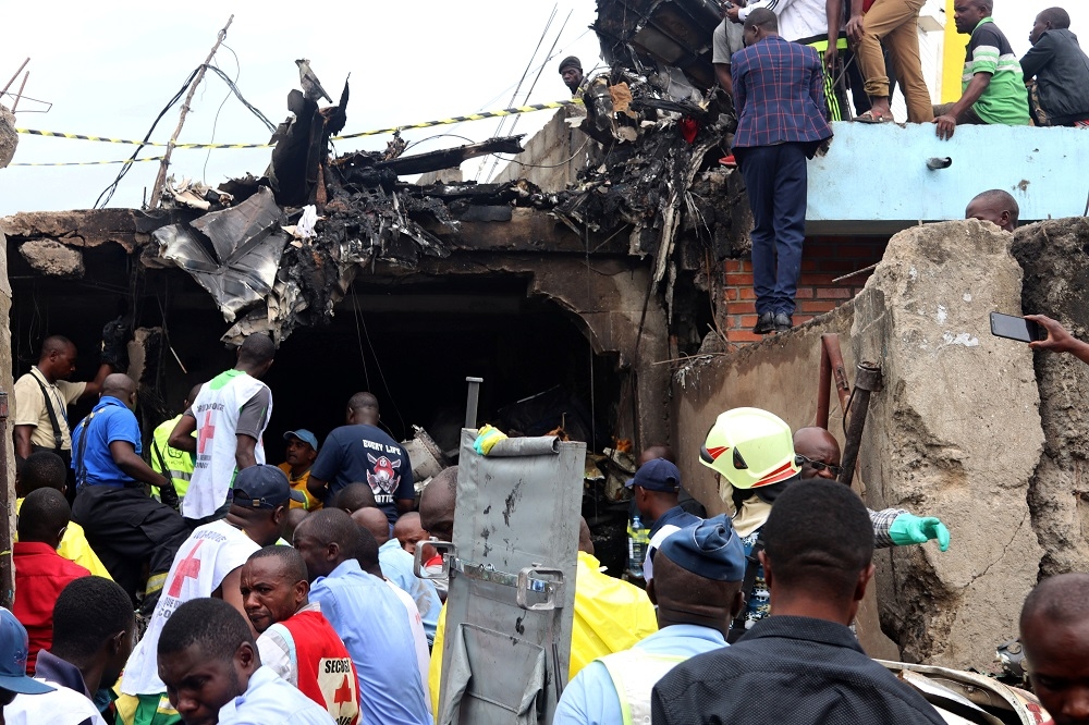 剛果民主共和國24日發生一起空難，當地航空公司Busy Bee一架小型客機墜毀在機場附近的人口稠密區。（湯森路透）