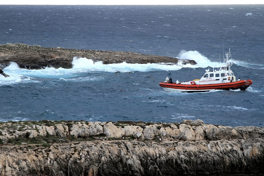 義大利海岸巡防隊於地中海執行搜救任務。（湯森路透）