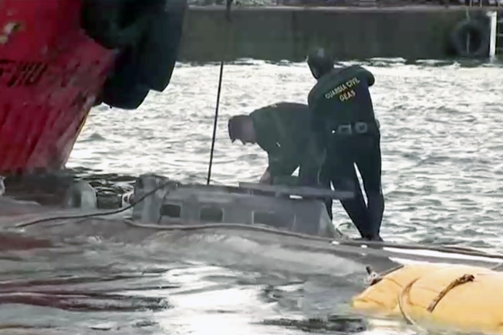 西班牙自治區加利西亞（Galicia）近日有艘載有約3000公斤古柯鹼的潛艇擱淺。（湯森路透）