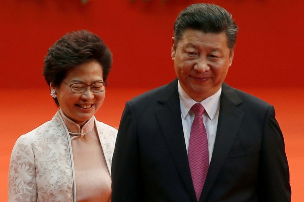 中國國家主席習近平與香港特首林鄭月娥（右）。（湯森路透）
