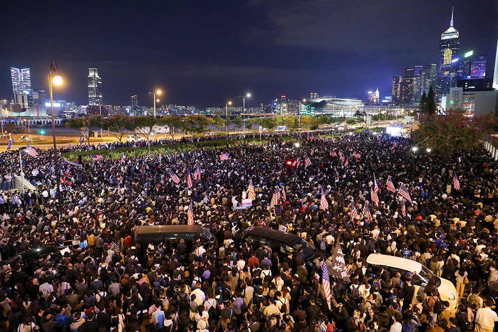 近10萬港人28日晚參與《人權法》感恩節集會。（湯森路透）