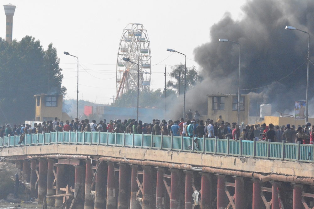 南部濟加爾省首府納西里耶（Nassiriya）的示威者28日遭安全部隊以實彈和催淚彈鎮壓。 （湯森路透）