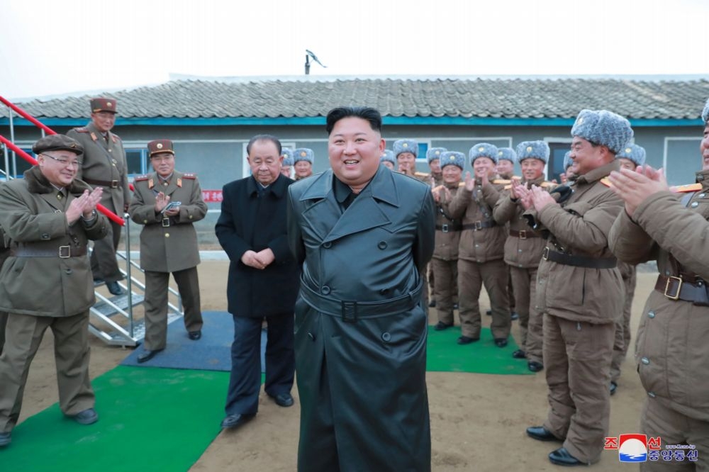 北韓領導人金正恩（中）。（湯森路透）