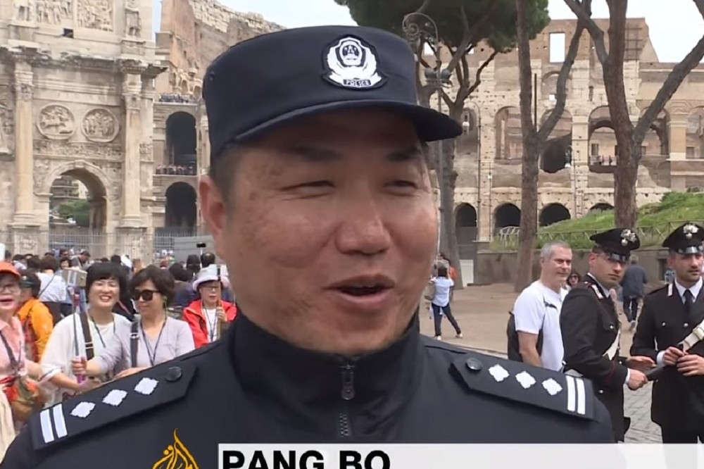 義大利街頭的中國公安。（取自影片）