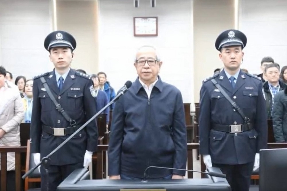 中國內蒙古前常委副主任邢雲（中）2日出庭。（取自影片）