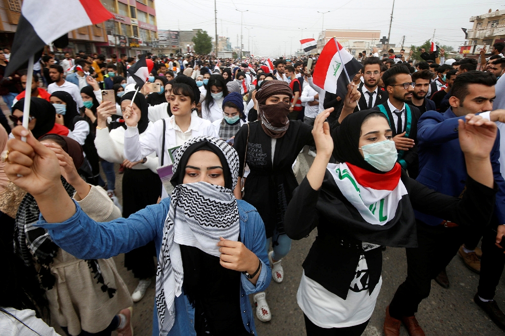 伊拉克南部「巴斯拉」（Basra）3日的抗議群眾。（湯森路透）