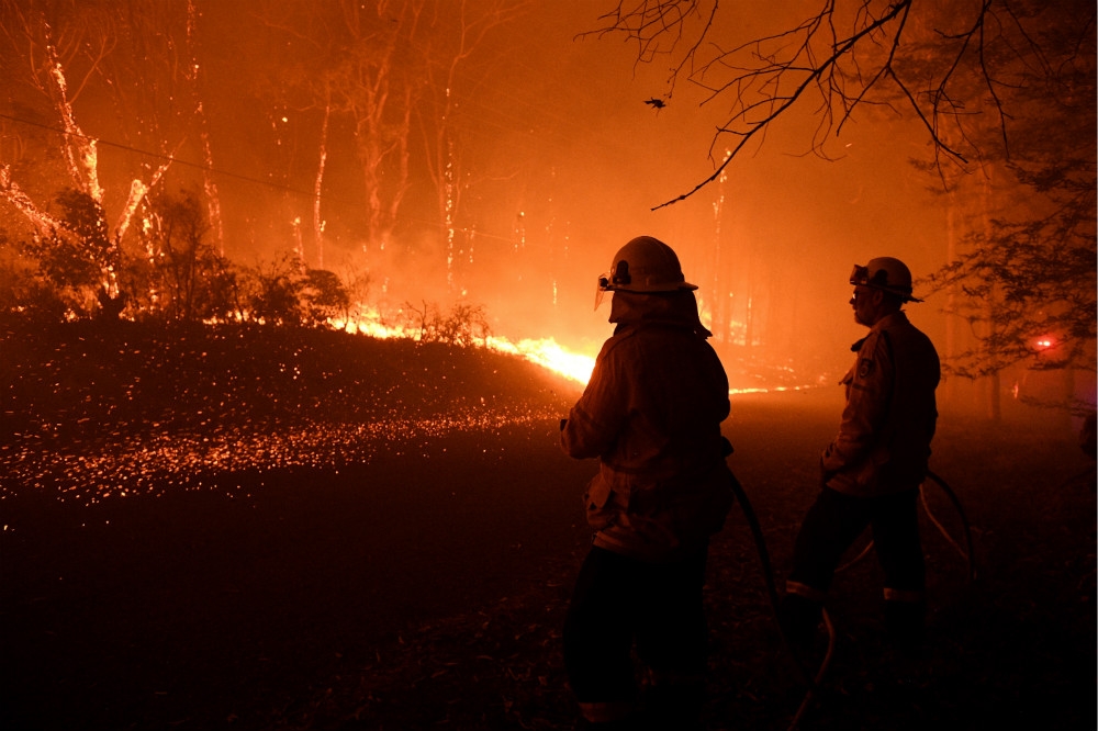 澳洲消防人員3日對抗大火。（湯森路透）
