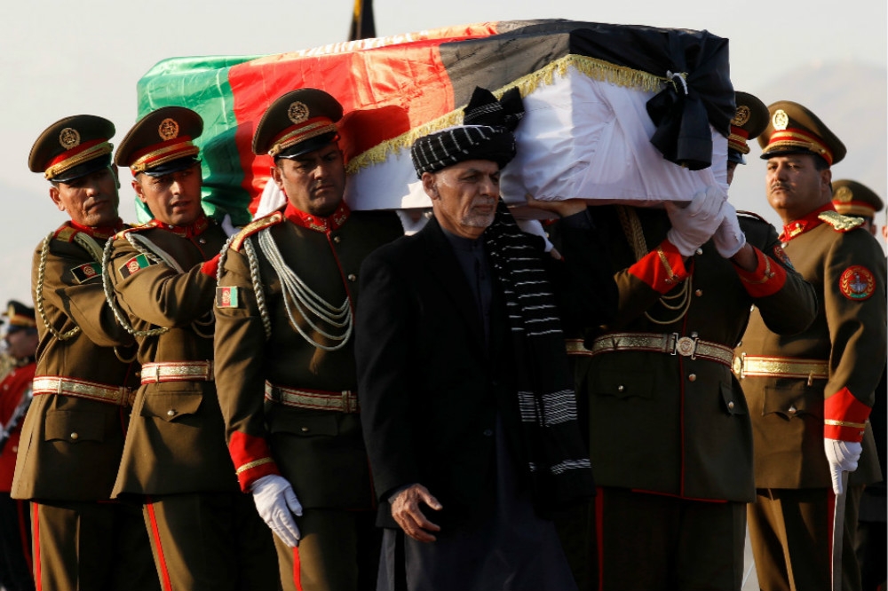 阿富汗總統賈尼（黑衣者）親率衛隊，為日籍醫師中村哲棺木扶棺。（湯森路透）