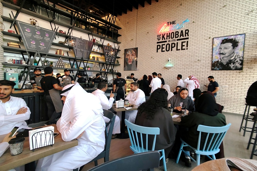 沙烏地阿拉伯婦女過去因宗教因素，不得與男性在同一空間內一同用餐。（湯森路透）