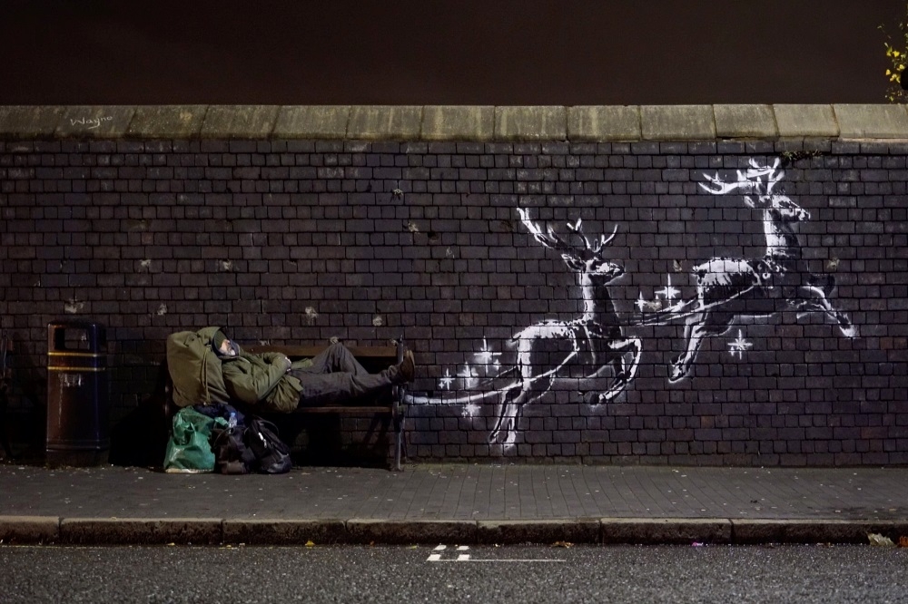 長期關注社會議題的英國知名塗鴉藝術家班克西（Banksy）的作品，饒富童趣，卻藏有深遠意義。（湯森路透）