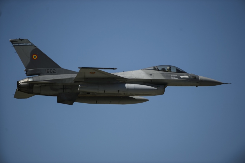 羅馬尼亞空軍現役F-16戰機進行空中訓練。（圖片取自美軍DVIDS系統）
