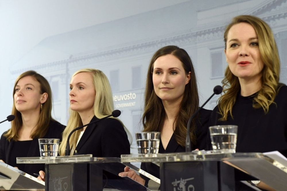 年僅34歲的芬蘭新總理瑪琳（右二）組成女力內閣，為歐洲政壇帶來新氣象。（湯森路透）