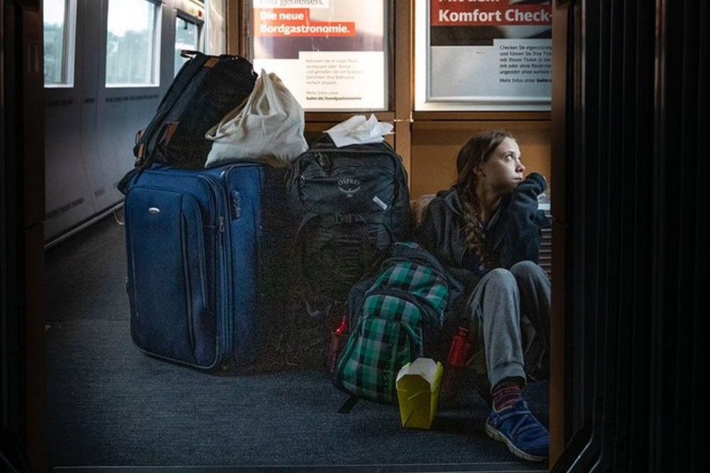 童貝里14日搭乘德國鐵路時坐在地板上。（取自推特）