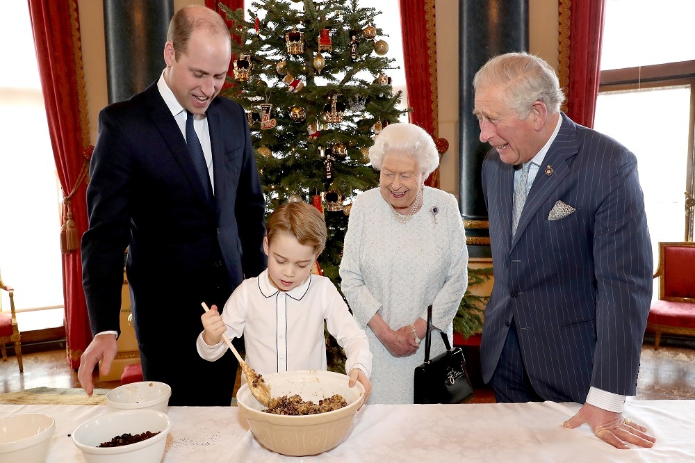 英國王室四代同堂製作耶誕布丁。（湯森路透）