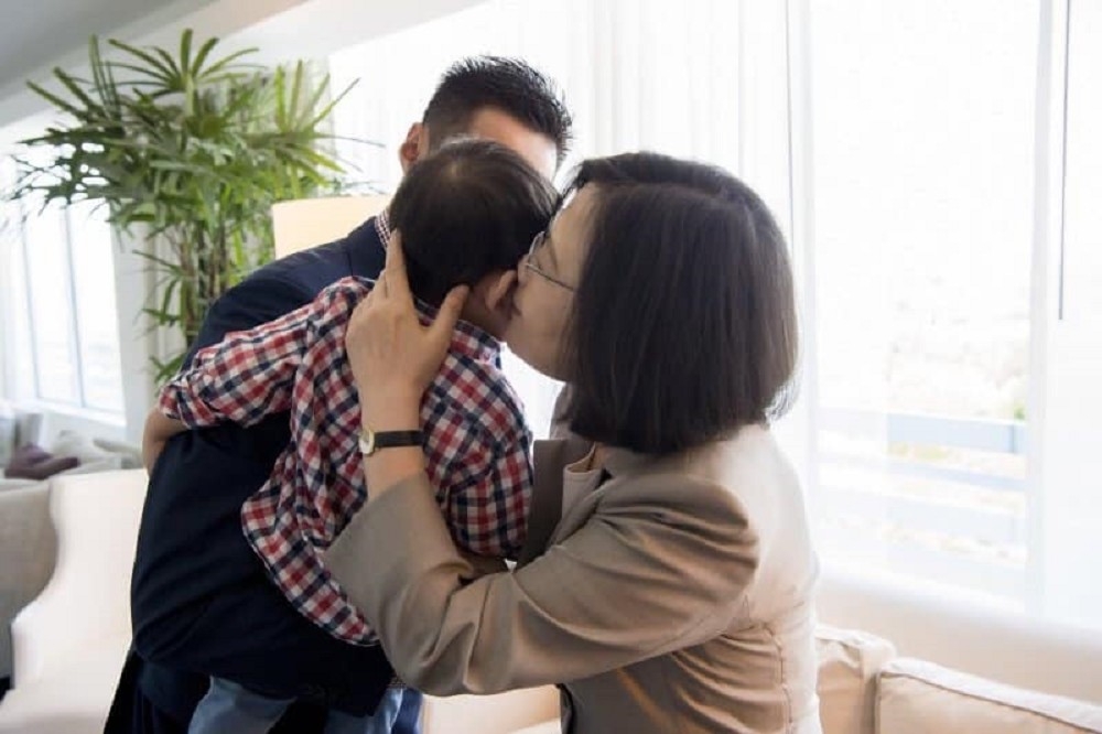 韓國瑜因親吻安撫一名女嬰引發爭議，北市議員羅智強翻出蔡英文過去親吻幼童的照片，直批人若不綠，要活都難。（取自羅智強臉書）