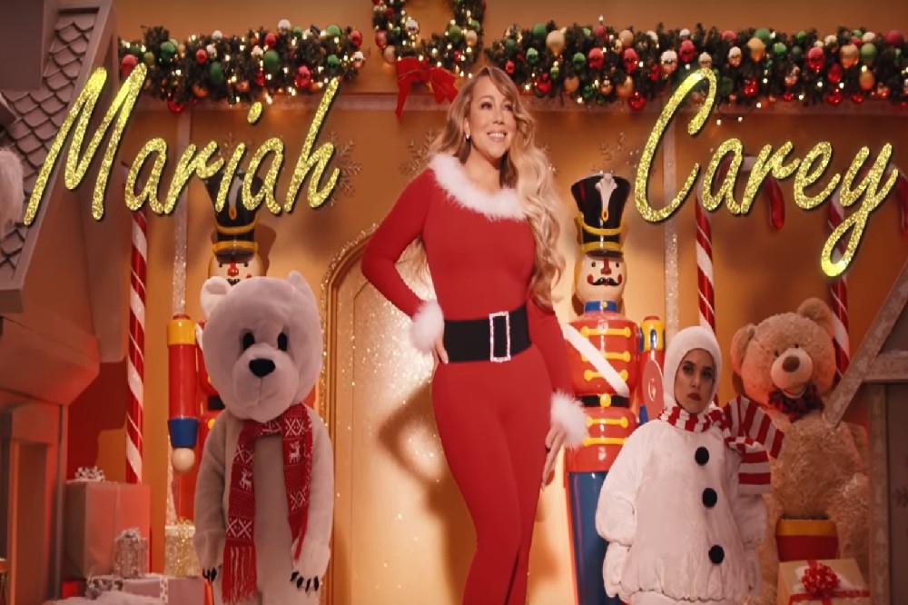 美國歌后瑪麗亞凱莉（Mariah Carey），重新為問世25周年的《All I Want For Christmas is You》錄製MV。（取自Youtube）