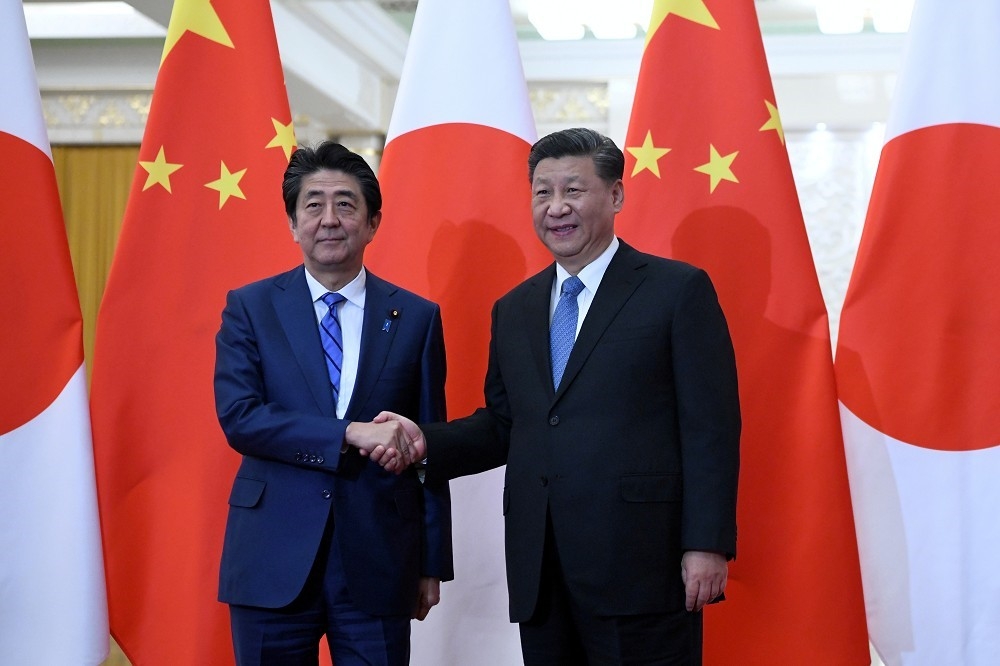 日本首相安倍晉三23日在中國北京與習近平會面。（湯森路透）