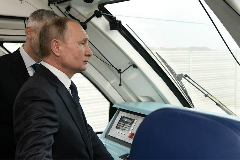 俄羅斯總統普京親自試乘通往克里米亞的直達火車。（湯森路透）
