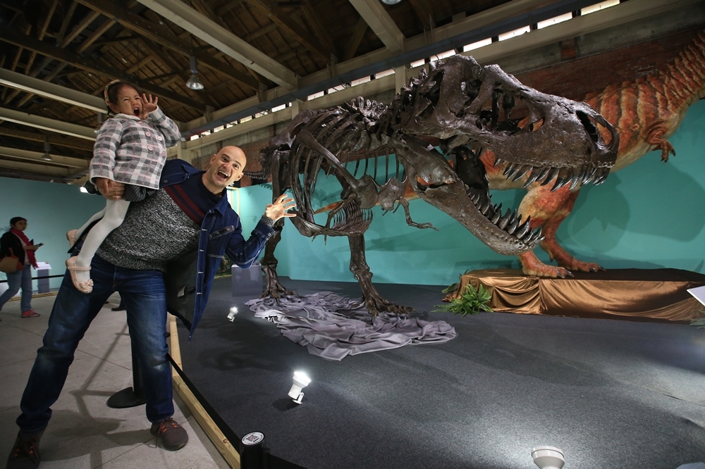 藝人吳鳳帶著四歲的大女兒出席「超．大恐龍展」展前記者會（聯合數位文創提供）