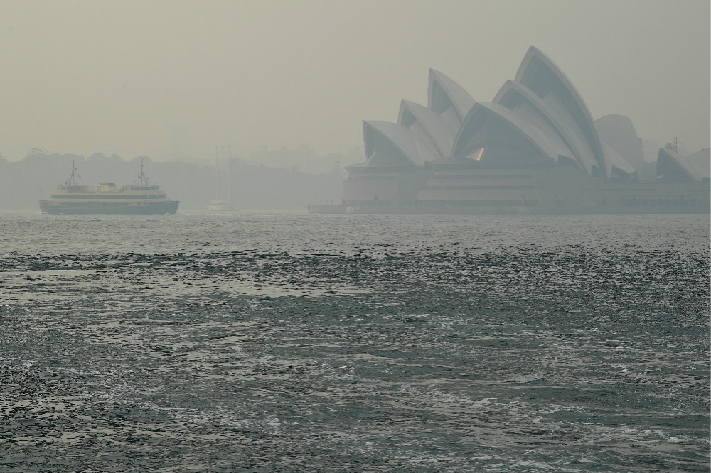 遭霧霾籠罩的澳洲雪梨港區和歌劇院。（湯森路透）