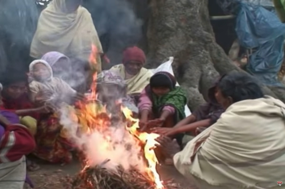 孟加拉民眾烤火取暖。（圖片取自影片）