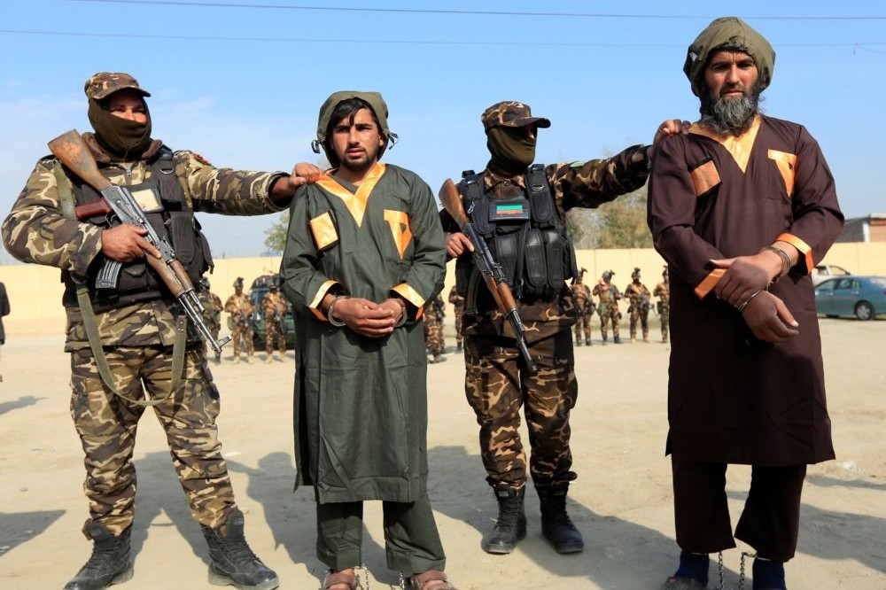 阿富汗國防軍攔截逮捕、2名駕駛著「自殺炸彈汽車」的神學士成員。（湯森路透）