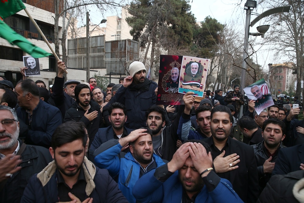 蘇雷曼尼遭美方暗殺的消息引發伊朗人抗議。（湯森路透）