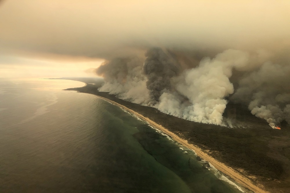 澳洲東部維多利亞州4日的火勢空拍圖。（湯森路透）