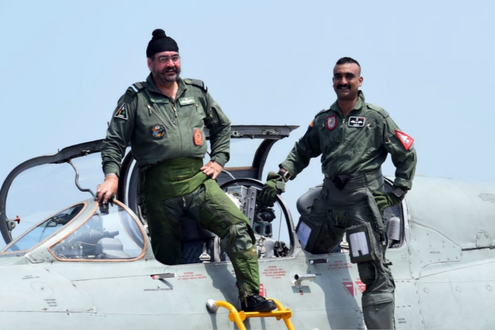 時任印度空軍司令多納（左）與飛行員瓦格曼（右）共同駕駛米格21戰機。（圖片取自印度空軍推特）